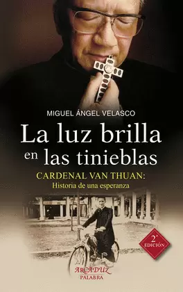 LA LUZ BRILLA EN LAS TINIEBLAS
